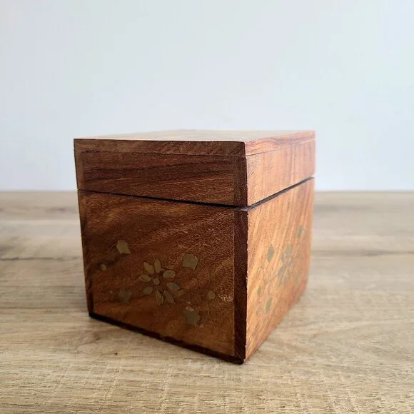 Vintage wooden trinket /jewelry box with brass floral inlay. - Picture 3 of 10